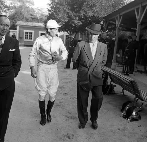 Captain Prints: Group captain Peter Townsend explaining to his trainer the reason why his horse contined