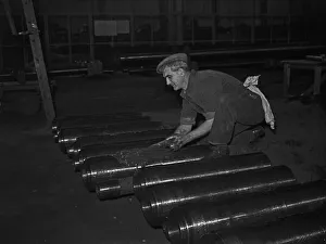 01299 Prints: Gun barrels being greased before being attached to tanks under construction at the Royal