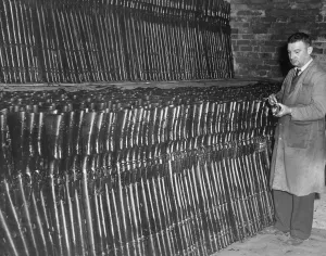 00177 Prints: Gun Quarter - Birmingham 7 / 11 / 1958 Some of the thousands of SMLE