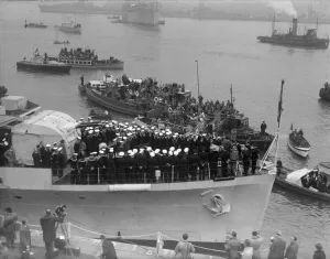Homecoming Prints: H. M. S. Amethyst arrivesback at Portsmouth following the Yangtese Incident