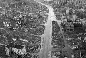 00392 Prints: HAMBURG ON THE DAY OF ITS SURRENDER Minutes after surrender on May 3 1945
