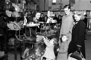 00524 Prints: Hamleys, Regent Street, Christmas shoppers find empty shelves