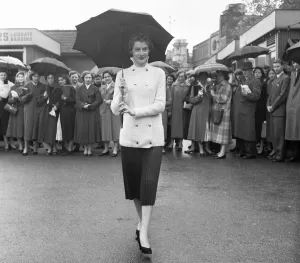 01124 Prints: The hand knitting wool firm Mandel holding a mannequin parade in Ludgate Gardens