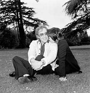 01140 Prints: The happy couple, Liza Minnelli and Peter Sellers photographed at Shepperton Studios