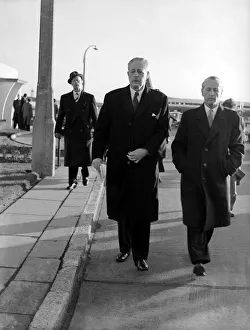 00175 Prints: Harold MacMillan leaving London for his World Tour January 1958 Prime Minister