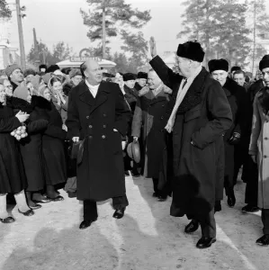 Harold MacMillan talks with Kruschev and Mickoyan. Arriving at the Joint Institute