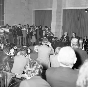 Photographers Prints: Harold Wilson (1916-1995) announces his resignation as Prime Minister during a press