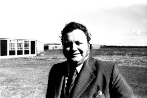 00101 Prints: Harry Secombe opened a new do-it-yourself social centre for the staff of South Shields