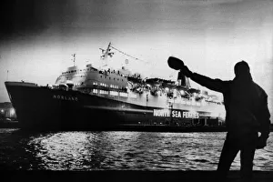 Hats off as the Norland arrives home. Norland was built in 1974 by AG