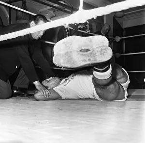 01011 Prints: Having his stomach muscles strengthened is British Heavyweight Champion Henry Cooper