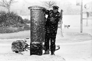 Postman Prints: Heavy snow falls in Kent: The Postman collecting the mail in the heavy snow fall