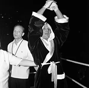 Henry Cooper takes the European Heavyweight Boxing Championship from Germany