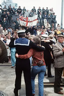 00004 Prints: HMS Arrow Falklands War a sailor walks along arm in arm with his wife after arriving back