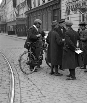 00118 Prints: Hodgson and other newspaper correspondents seen her talking with a Boy Scout runner about