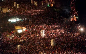 00151 Prints: Hogmanay celebrations in Edinburgh December 1998 crowds of revellers at the bells in