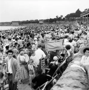Holiday Prints: Holiday Crowds at Barry Island: The Fantastic Holiday crowds which took Barry Island