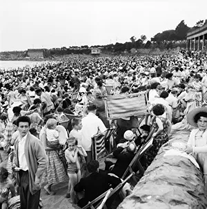 00594 Prints: Holiday Crowds at Barry Island: The Fantastic Holiday crowds which took Barry Island