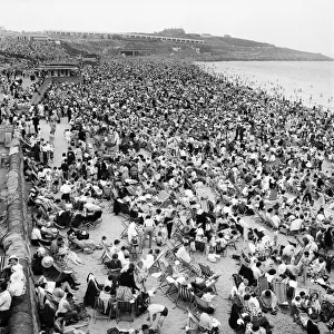 Holiday Crowds at Barry Island: The Fantastic Holiday crowds which took Barry Island