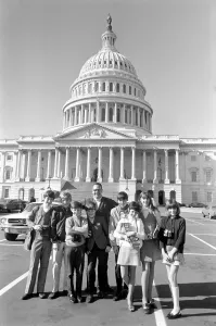 00031 Prints: Holiday makers with their cameras in front of the Capitol building in Washington DC, USA