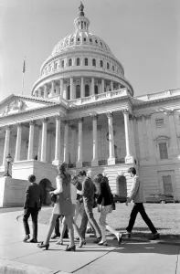 00032 Prints: Holiday makers with their cameras in front of the Capitol building in Washington DC, USA