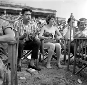Applause Prints: Holiday makers watching the Sunday Mirror Beauty contest girls at Hunstanton, UK