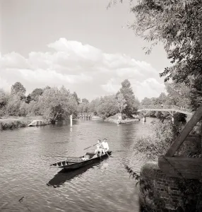 00182 Prints: HolidaymakerIs in the Henley on Thames Swimming pool Water Holiday Punt
