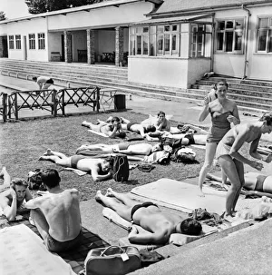 Didsbury Prints: Holidaymakers enjoying the hot weather over the Whitsun Bank Holiday at the Galleon Pool