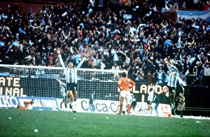 00241 Prints: Holland v Argentina World Cup Final 1978 Argentina celebrate Mario Kempes