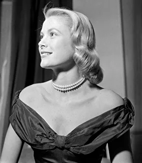 Evening Dress Prints: Hollywood actress Grace kelly seen here during her interview with Daily Mirror reporter