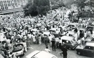 00270 Prints: Hundred of honking, hooting Minis delighted holiday crowds by turning the centre of