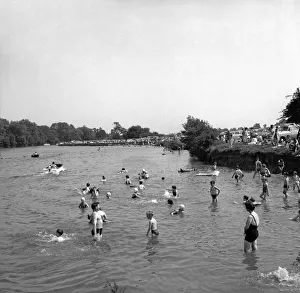 00598 Prints: The hot weather over the Whit Sunday brought out the daytrippers to the River Thames