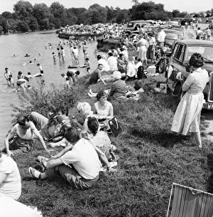 00598 Prints: The hot weather over the Whit Sunday brought out the daytrippers to the River Thames