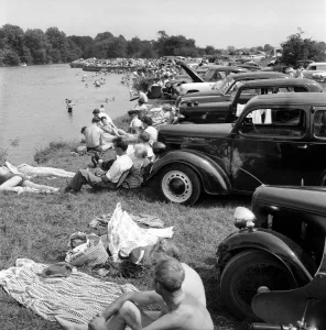 00598 Prints: The hot weather over the Whit Sunday brought out the daytrippers to the River Thames