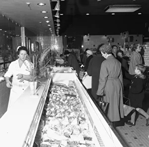01017 Prints: House wives seen here at the Bexley Heath Co-Op supermarket doing the weekly