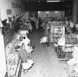 01017 Prints: House wives seen here at the Bexley Heath Co-Op supermarket doing the weekly