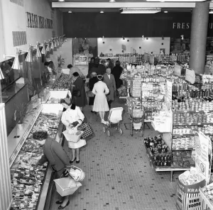 01017 Prints: House wives seen here at the Bexley Heath Co-Op supermarket doing the weekly