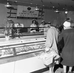 01017 Prints: House wives seen here at the Bexley Heath Co-Op supermarket doing the weekly