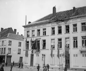 00118 Prints: Houses in the Belgian town of Malines showing the effects of the German bombardment