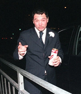 Images Dated 5th December 1999: Huey Singer with Fun Lovin Criminals December 1999 on night out in Glasgow