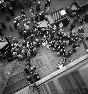 00043 Prints: Huge crowds gathered in a Walthamstow street when the pantomime cat from Dick Whittington