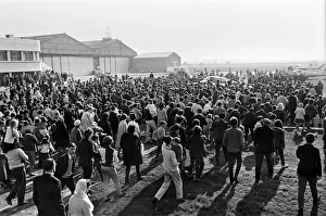 00631 Prints: Huge crowds greet the arrival of Manchester pop group The Hollies at Shoreham airport