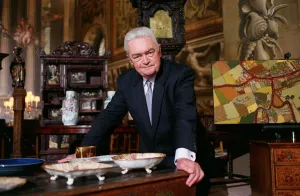 Hugh scully TV Presenter October 98 Presenter of The Antiques Roadshow on BBC1