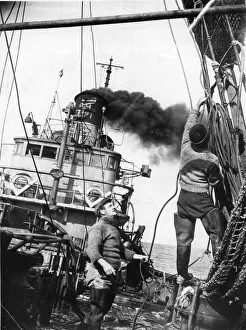 Docks Prints: Hull trawler Kingston Amber. Will Longden watches deckie-learner Terry Crockett pegging