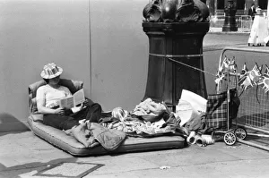 01067 Prints: Hundreds of would-be Royal watchers started settling down in front of the Victoria