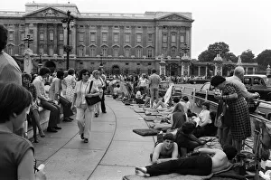 01067 Prints: Hundreds of would-be Royal watchers started settling down in front of the Victoria