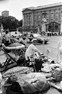 01067 Prints: Hundreds of would-be Royal watchers started settling down in front of the Victoria