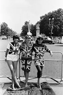 01067 Prints: Hundreds of would-be Royal watchers started settling down in front of the Victoria