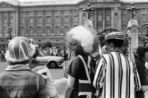 01067 Prints: Hundreds of would-be Royal watchers started settling down in front of the Victoria
