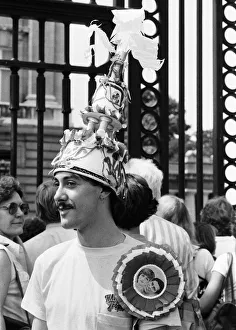 01067 Prints: Hundreds of would-be Royal watchers started settling down in front of the Victoria