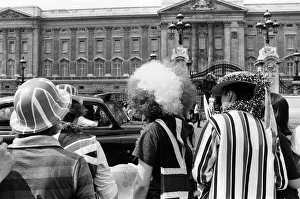 01067 Prints: Hundreds of would-be Royal watchers started settling down in front of the Victoria